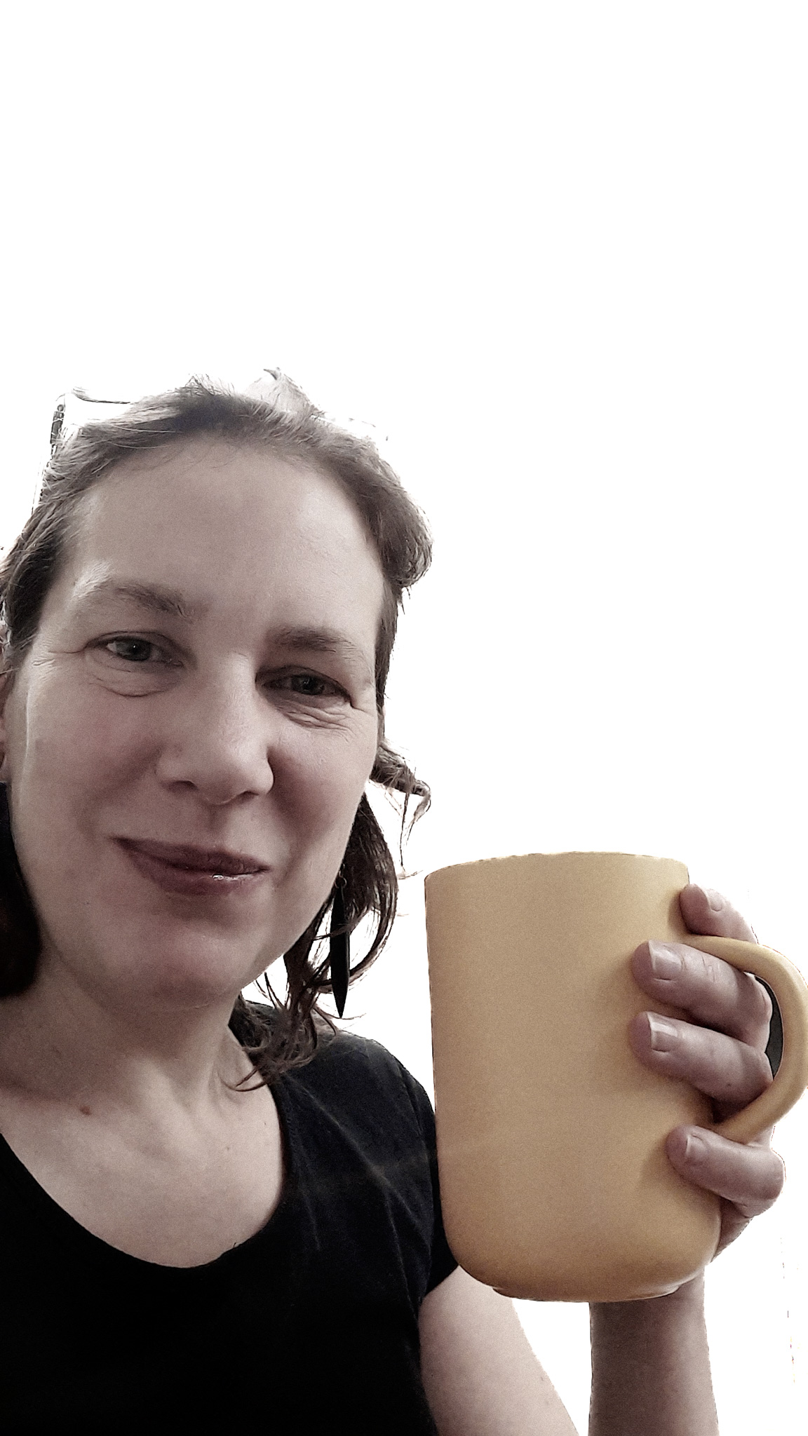 Selfie avec une tasse dans la main.