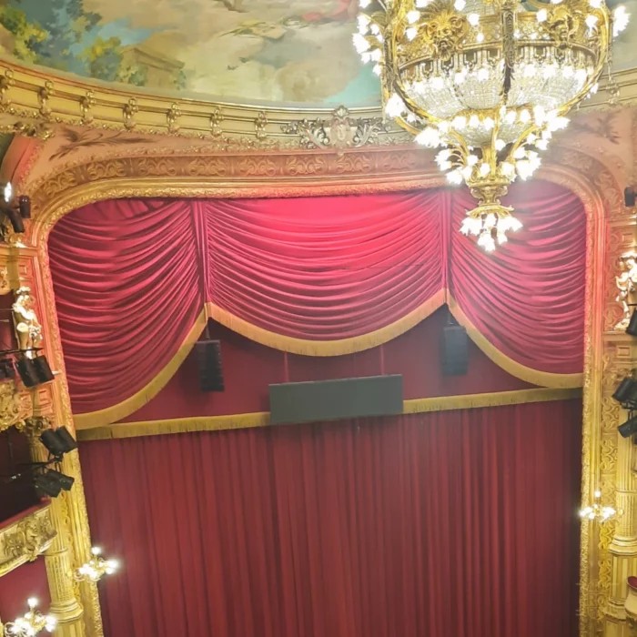 Rideau et lustre de l'Opéra Royal de Liège