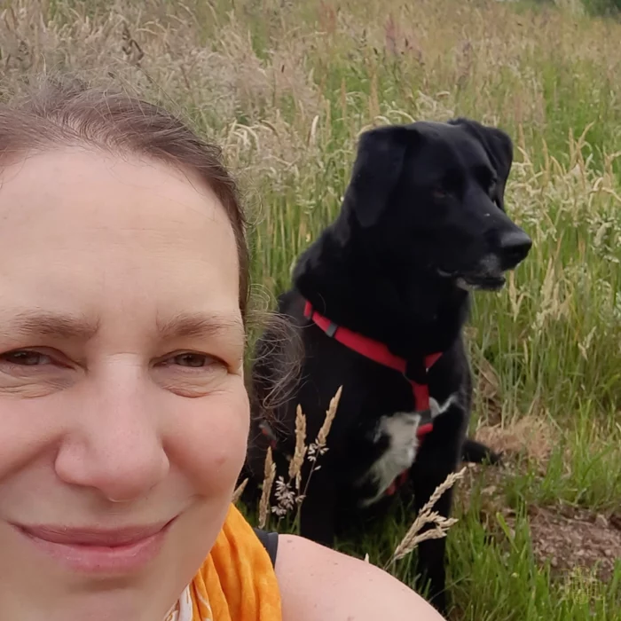 Jazzy attentive à ce qui se passe aux alentours - Selfie